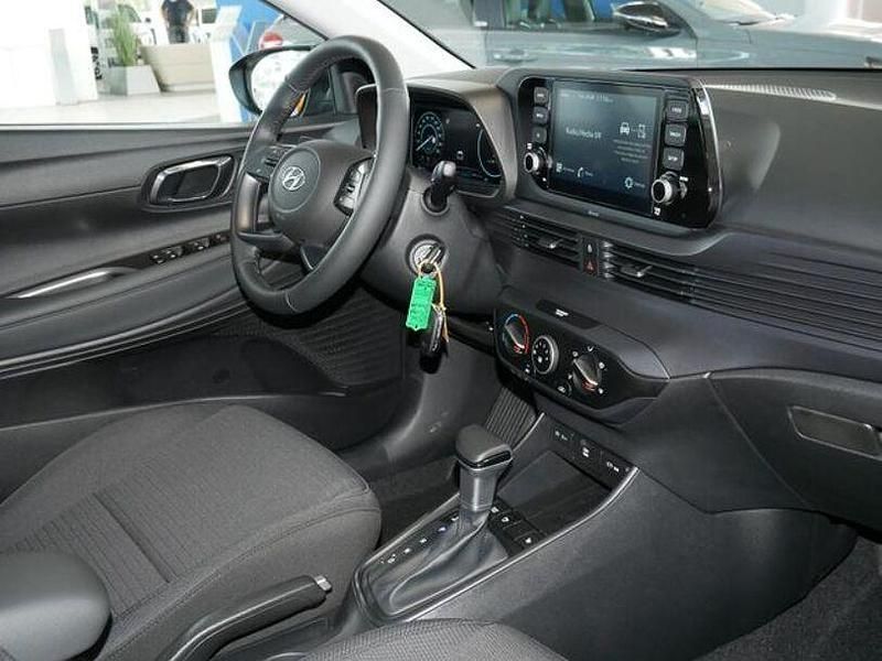 Gebraucht Hyundai i20 Trend 101 PS (74 kW) 2023 Phantom black Limousine