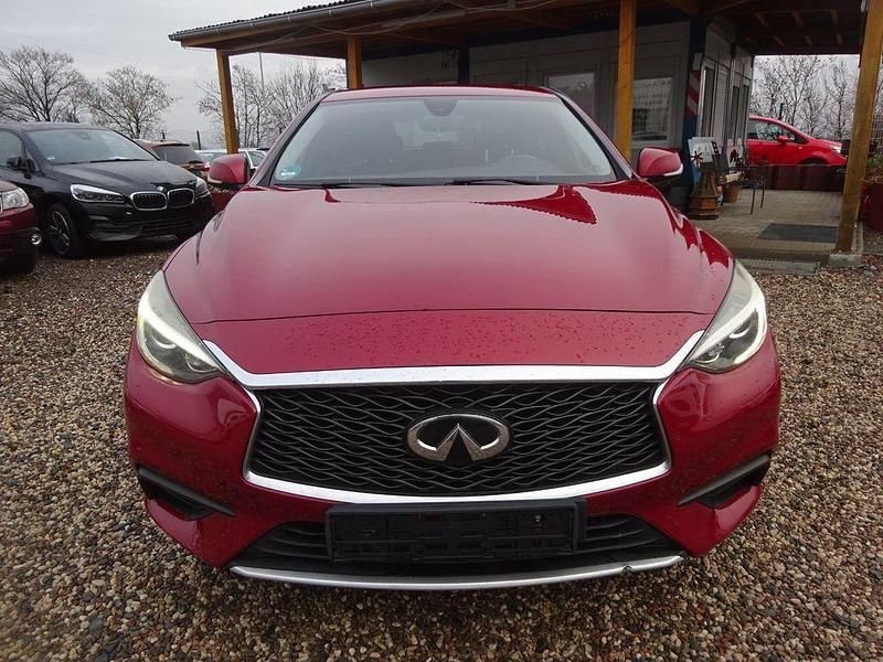 Gebraucht Infiniti Q30 109 PS (80 kW) 2017 Rot Limousine