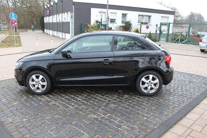 Gebraucht Audi A1 Attraction 86 PS (63 kW) 2012 Brillantschwarz Kleinwagen