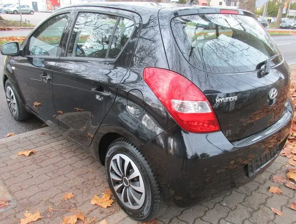 Gebraucht Hyundai i20 Edition 90 PS (66 kW) 2012 Schwarz Kleinwagen