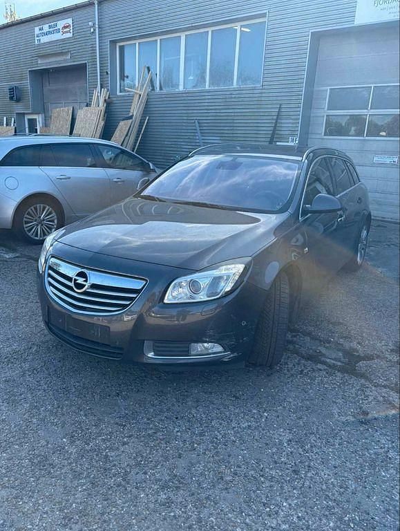 Grau Gebraucht 2010 Opel Insignia Limousine | 1.600 € (Guter Preis) - Bild 1/4