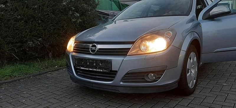 Grau Gebraucht 2006 Opel Astra Kombi | 2.100 € (Etwas zu teuer) - Bild 1/4