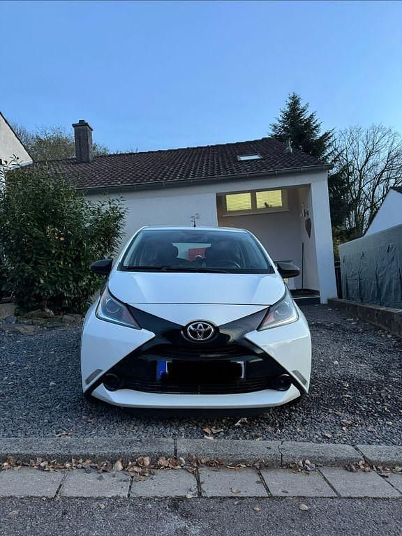 Weiß Gebraucht 2014 Toyota Aygo X-play Kleinwagen | 5.999 € (Fairer Preis) - Bild 1/4