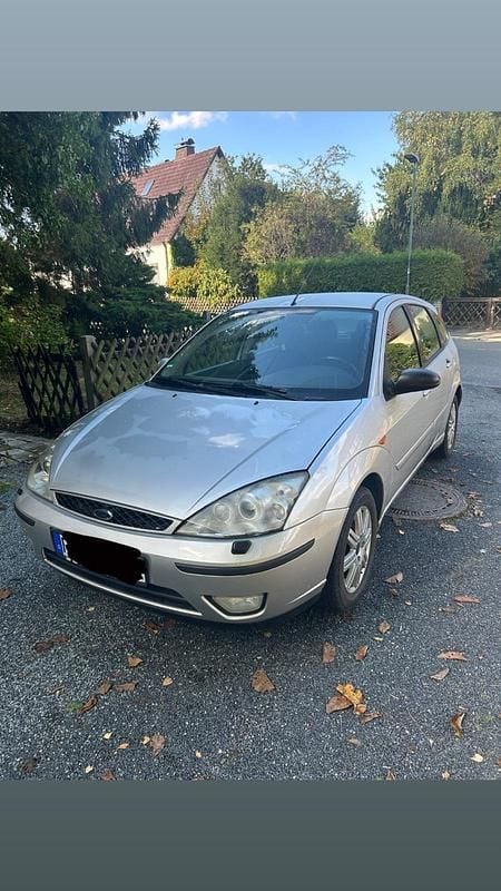 Grau Gebraucht 2002 Ford Focus Ghia Limousine | 1.100 € (Guter Preis) - Bild 1/4