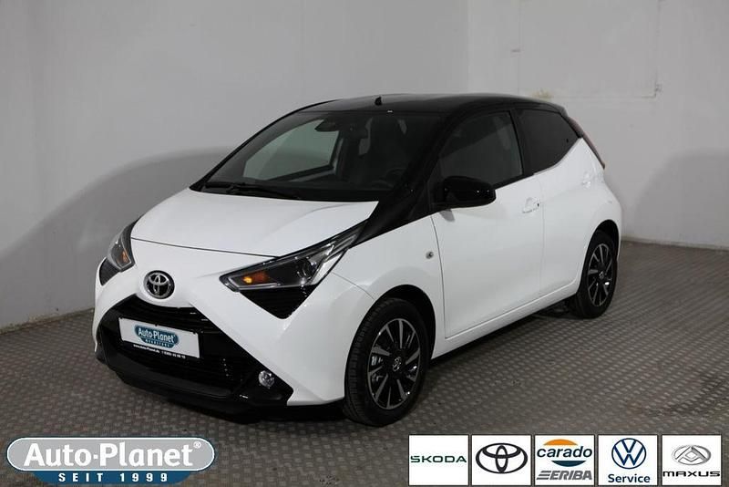 Schneeweiß Gebraucht 2021 Toyota Aygo Kleinwagen | 11.990 € (Fairer Preis) - Bild 1/4