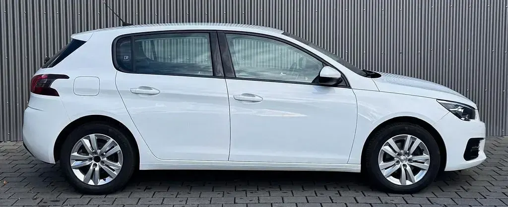 Gebraucht Peugeot 308 Active 131 PS (96 kW) 2021 Weiß Limousine