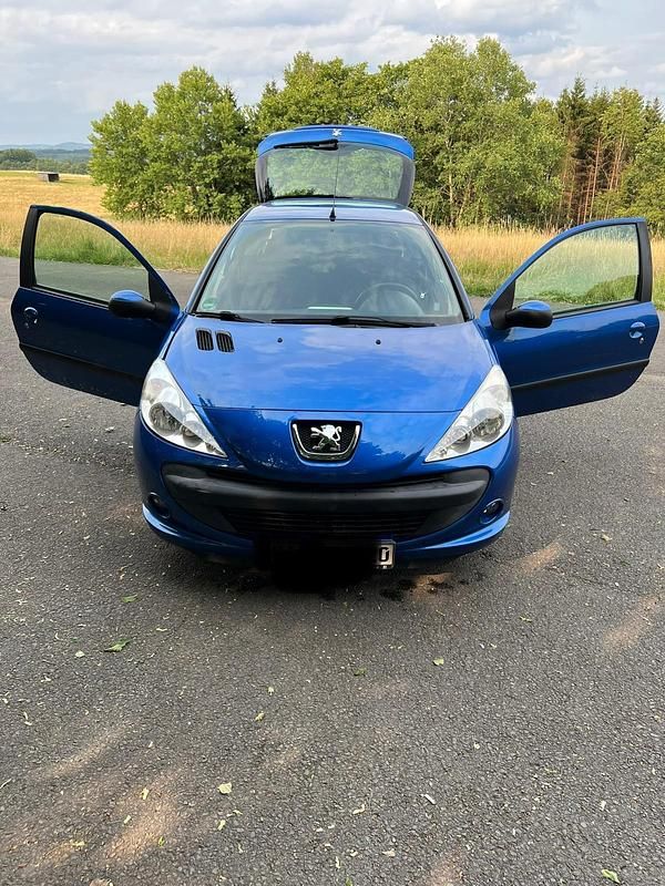 Blau Gebraucht 2011 Peugeot 206+ Kleinwagen | 2.100 € - Bild 1/4
