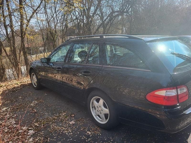 Second-hand Mercedes E230 231 CP (169 kW) 2003 Negru Berlinǎ