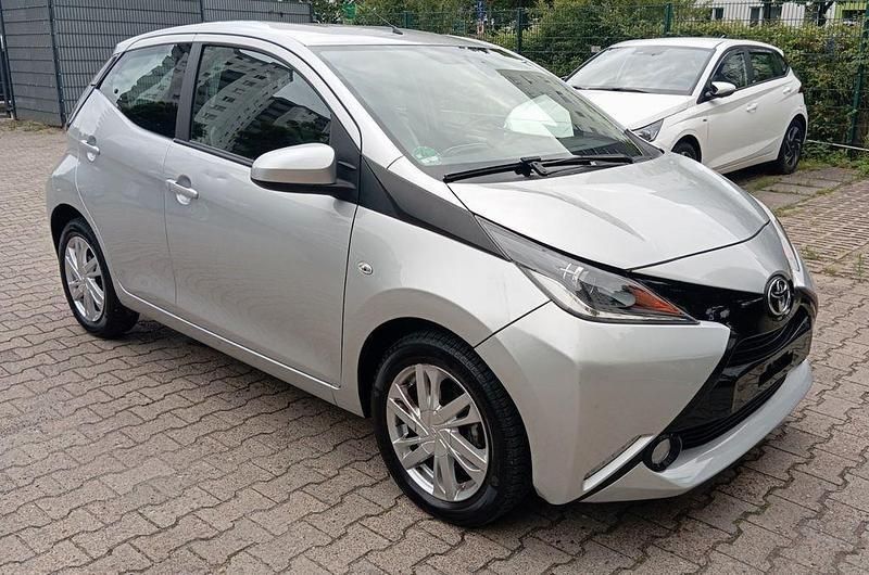 Silber Gebraucht 2017 Toyota Aygo X-play Kleinwagen | 5.500 € (Superpreis) - Bild 1/4