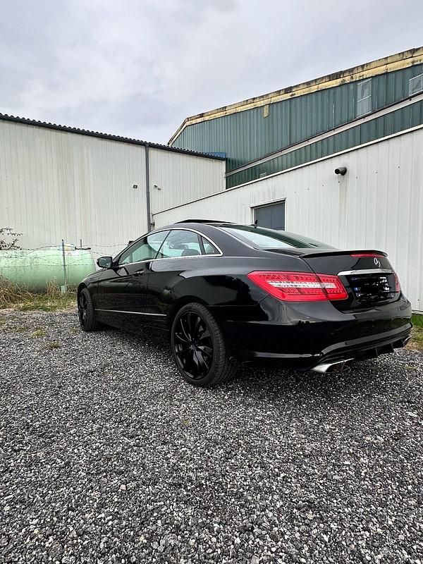Schwarz Gebraucht 2009 Mercedes E500 AMG Coupé | 13.999 € (Guter Preis) - Bild 1/4