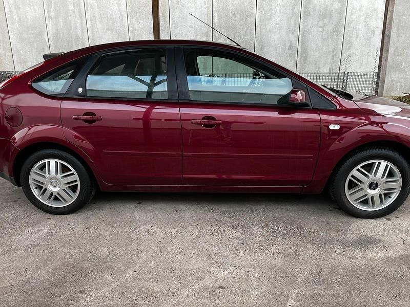 Gebraucht Ford Focus 101 PS (74 kW) 2005 Rot Limousine