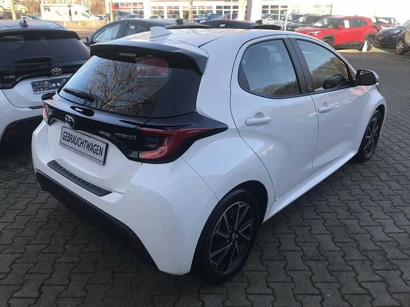 Gebraucht Toyota Yaris Hybrid Team 116 PS (85 kW) 2023 Schneeweiß Limousine