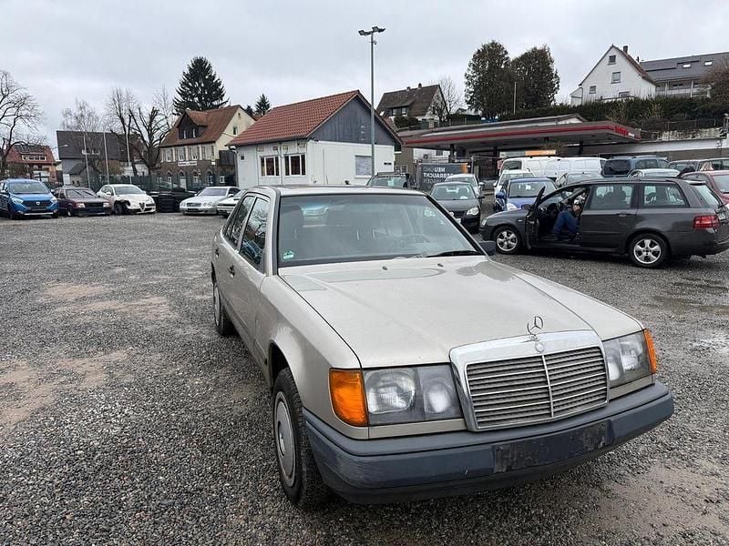 Gebraucht Mercedes E300 179 PS (131 kW) 1987 Gold Limousine