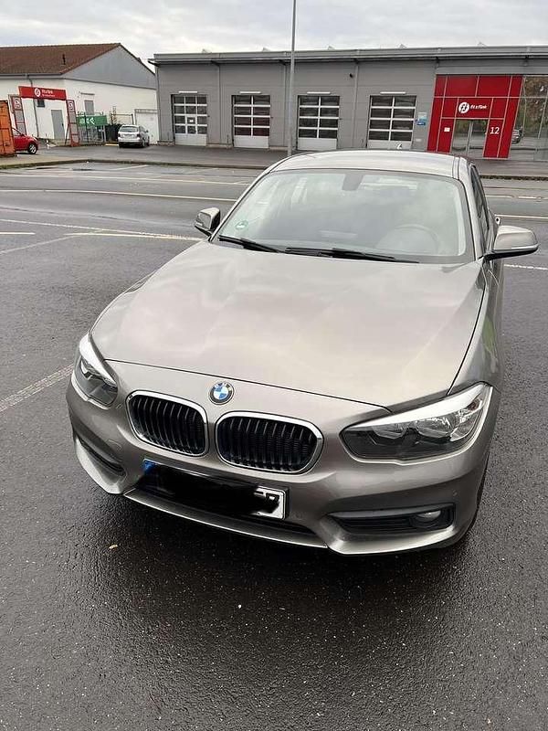 Grau Gebraucht 2017 BMW 118 Advantage Kleinwagen | 11.500 € (Superpreis) - Bild 1/4
