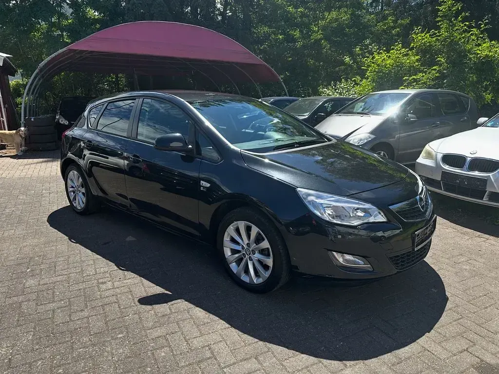 Gebraucht Opel Astra 140 PS (102 kW) 2012 Schwarz Limousine