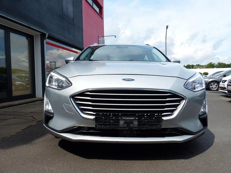 Silber Gebraucht 2018 Ford Focus Cool & Connect Kombi | 10.950 € (Fairer Preis) - Bild 1/4