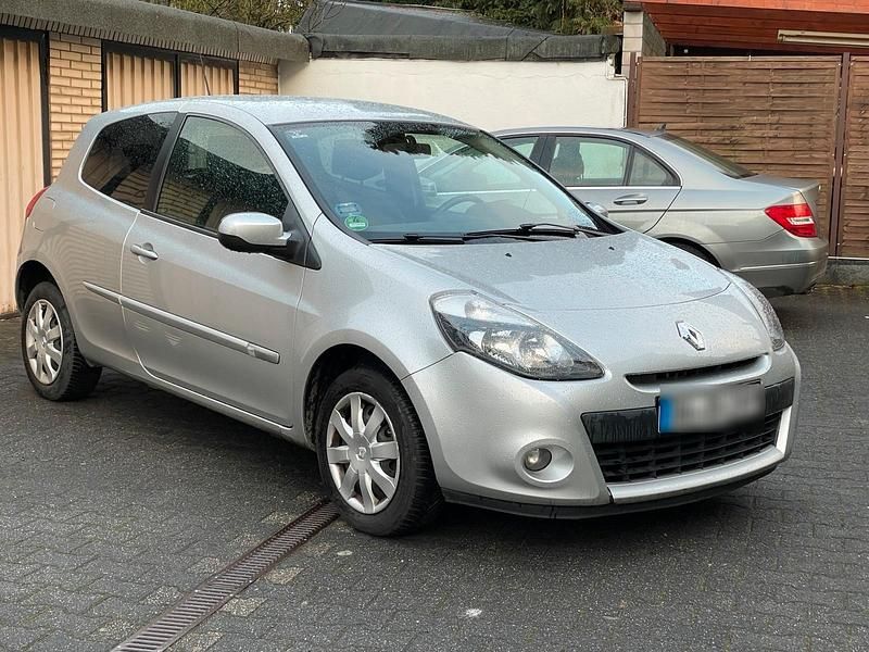 Gebraucht Renault Clio III Dynamique 75 PS (55 kW) 2011 Silber Kleinwagen