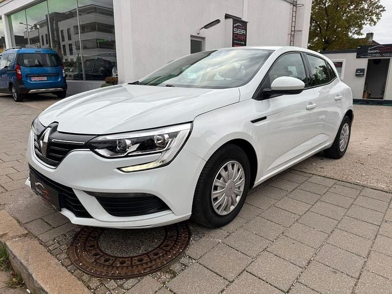 Weiß Gebraucht 2017 Renault Mégane IV Life Limousine | 6.950 € (Guter Preis) - Bild 1/4