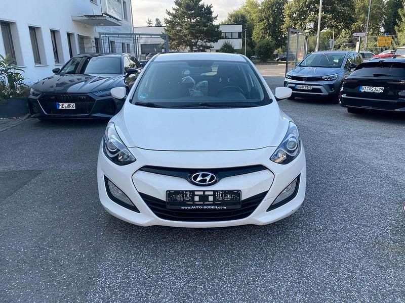 Weiß Gebraucht 2013 Hyundai i30 Classic Limousine | 5.990 € (Superpreis) - Bild 1/4