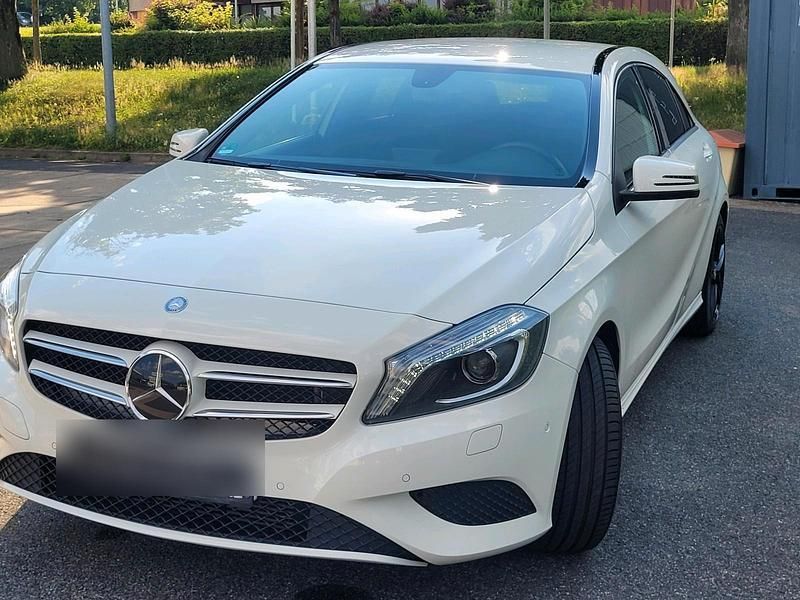 Weiß Gebraucht 2013 Mercedes A180 Style Limousine | 14.290 € (Etwas zu teuer) - Bild 1/4