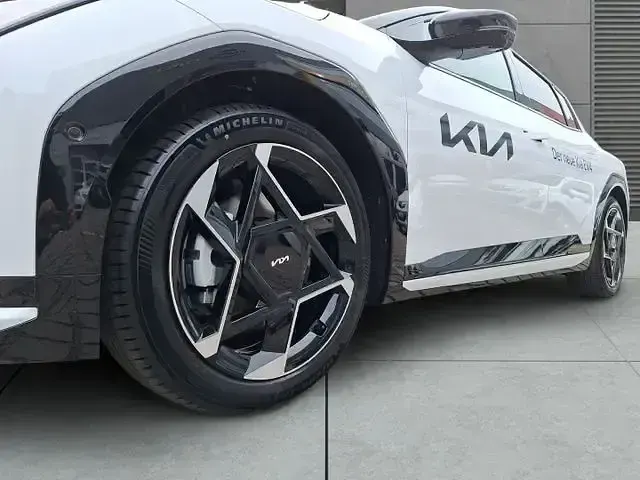 Gebraucht Kia EV4 Comfort 150 kW (204 PS) 2025 Weiß Kleinwagen