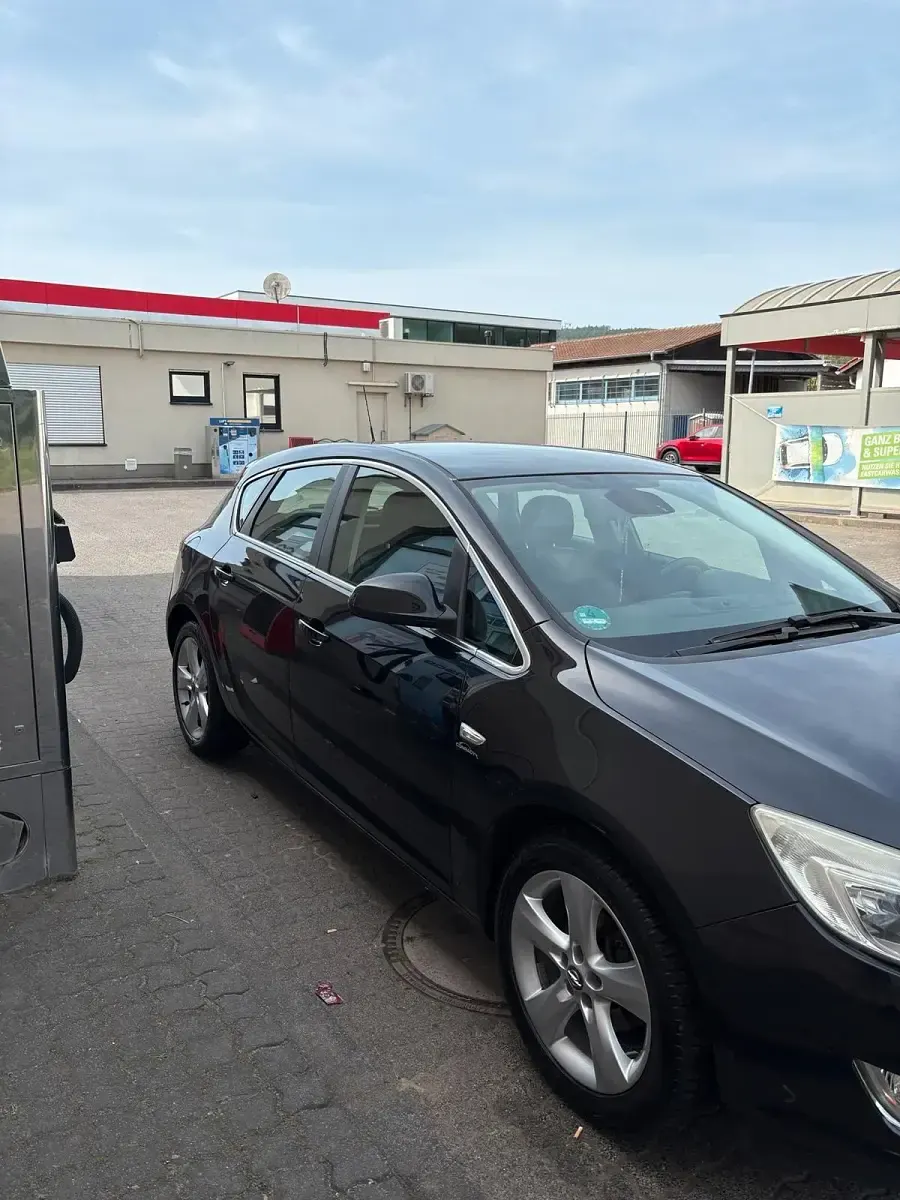 Gebraucht Opel Astra 116 PS (85 kW) 2010 Schwarz Kleinwagen