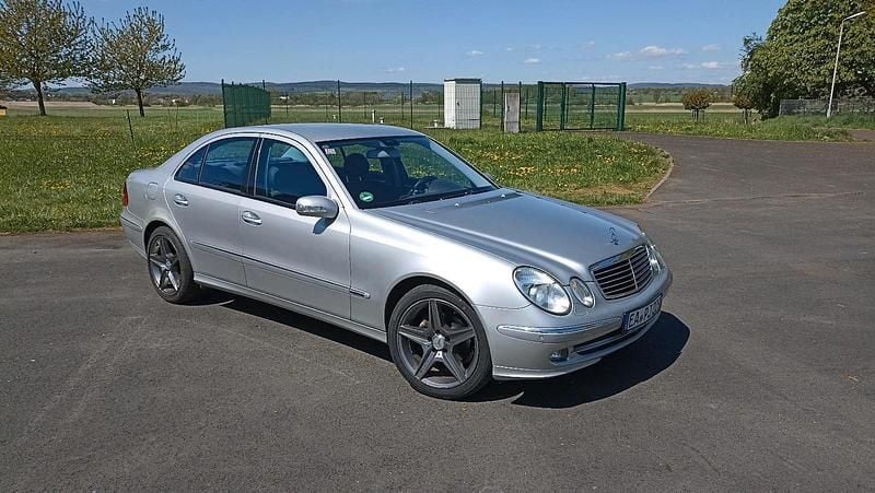 Silber Gebraucht 2004 Mercedes E320 Limousine | 5.500 € (Fairer Preis) - Bild 1/4