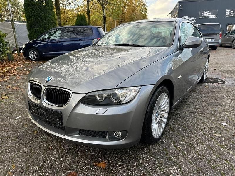 Grau Gebraucht 2010 BMW 320 Sport Line Coupé | 6.290 € (Guter Preis) - Bild 1/4