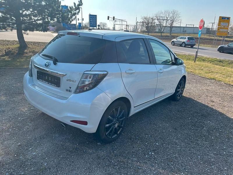 Gebraucht Toyota Yaris Edition 101 PS (74 kW) 2014 Weiß Kleinwagen