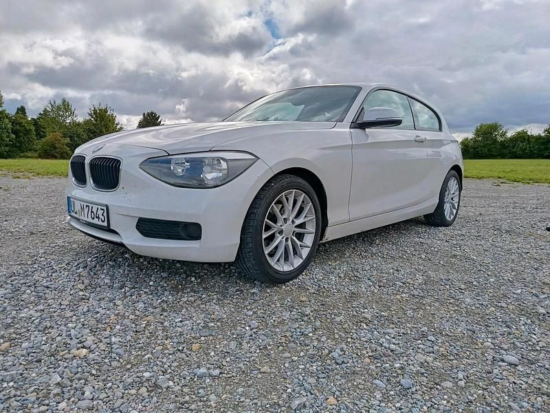 Weiß Gebraucht 2012 BMW 116 Kleinwagen | 6.399 € (Etwas zu teuer) - Bild 1/4