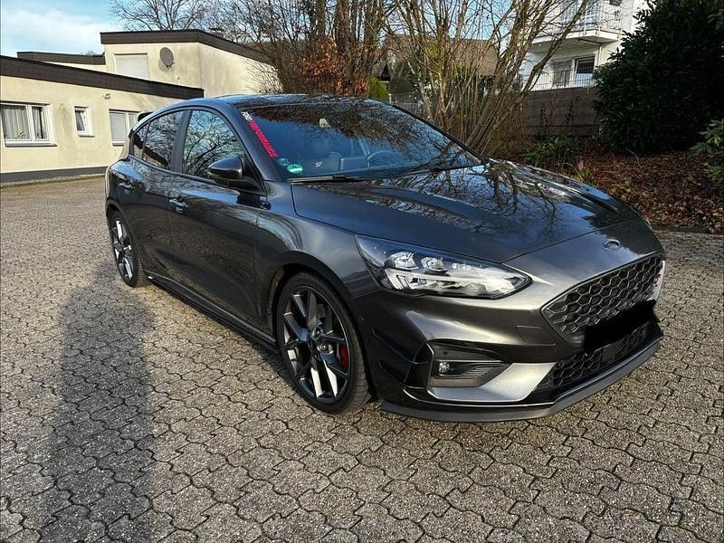 Grau Gebraucht 2021 Ford Focus ST Limousine | 28.000 € (Guter Preis) - Bild 1/4