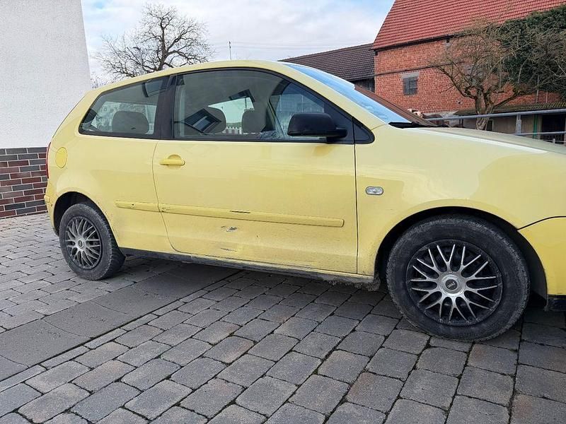 Gelb Gebraucht 2003 VW Polo Basis Limousine | 500 € (Superpreis) - Bild 1/4