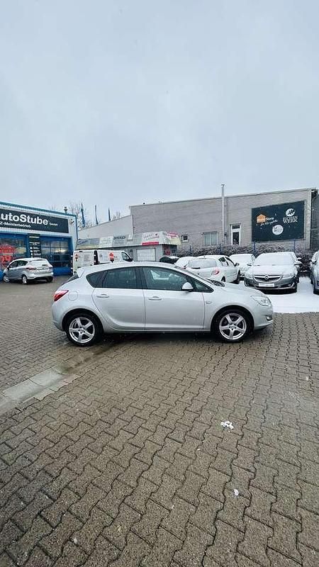 Gebraucht Opel Astra Design Edition 120 PS (88 kW) 2011 Argon silber/ice silver (m2) Kleinwagen