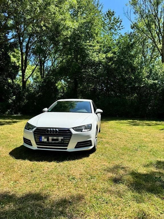 Weiß Gebraucht 2018 Audi A4 Sport Limousine | 21.000 € (Teuer) - Bild 1/4
