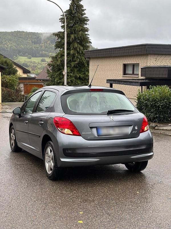 Gebraucht Peugeot 207 73 PS (53 kW) 2011 Grau Limousine
