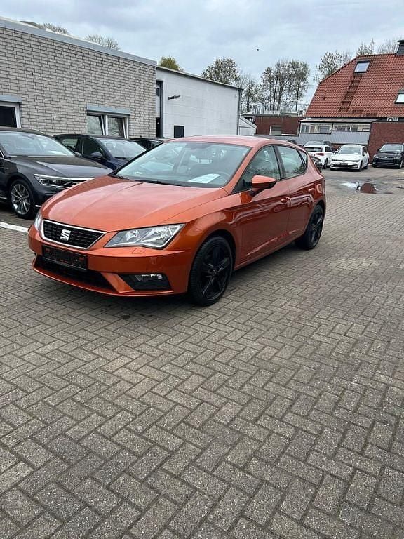 Usado Seat Leon Style 110 HP (80 kW) 2018 Laranja Sedan