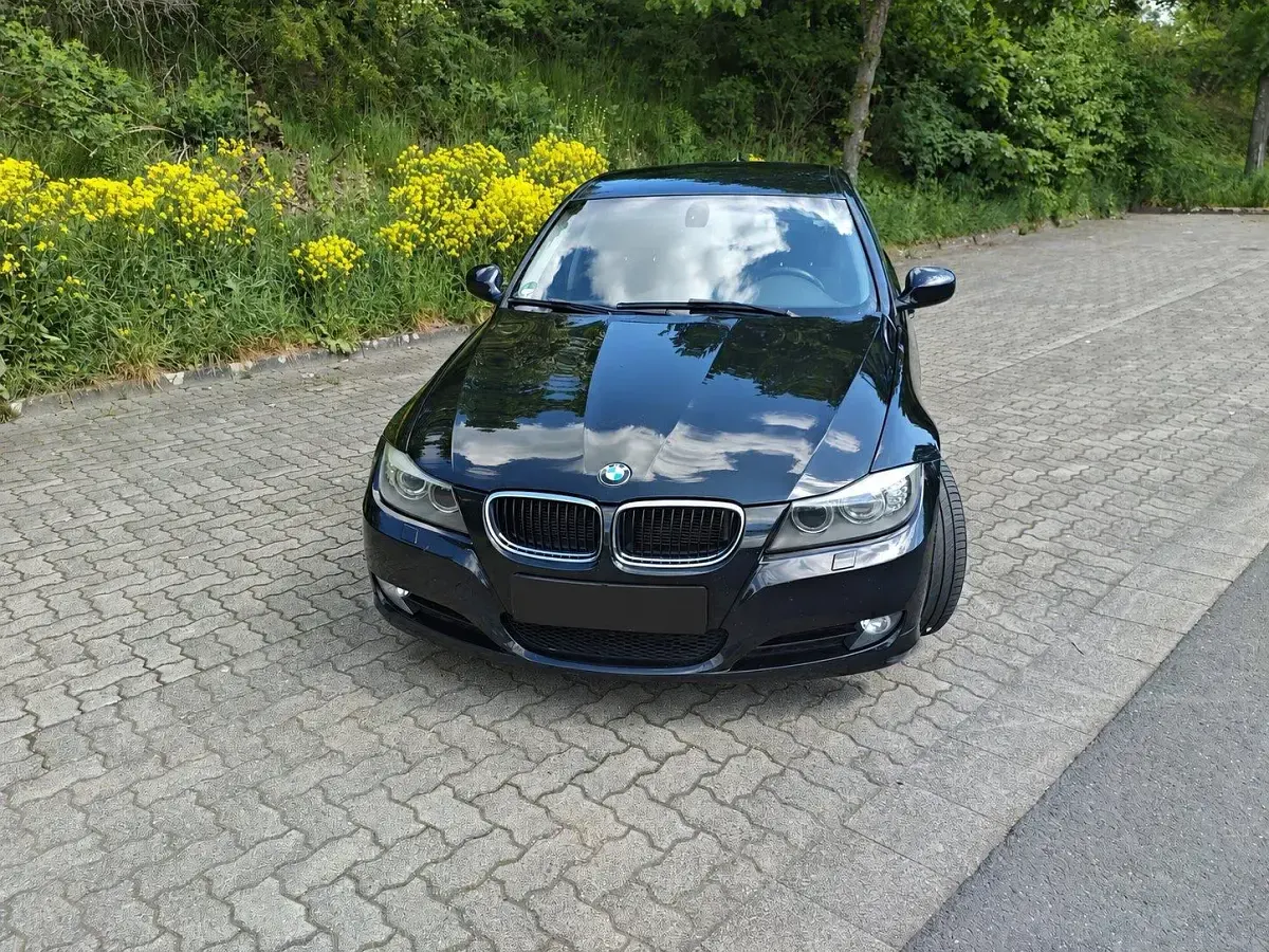 Gebraucht BMW 320 184 PS (135 kW) 2011 Schwarz Kombi