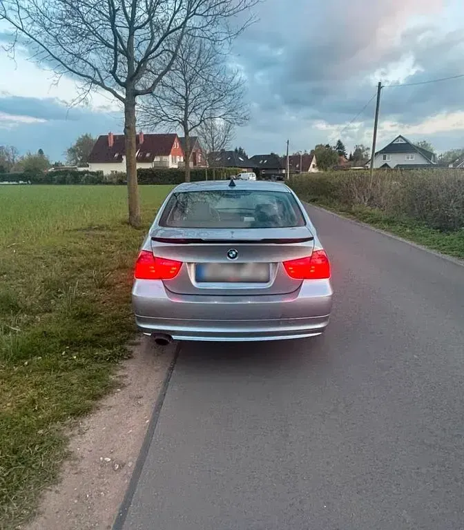 Gebraucht BMW 320 170 PS (125 kW) 2008 Blau Limousine