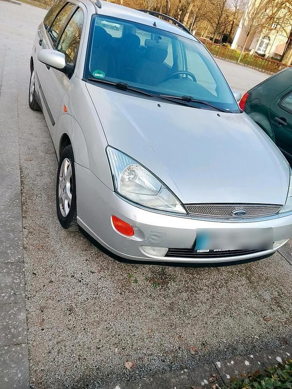 Grau Gebraucht 2001 Ford Focus Ghia Kombi | 500 € (Superpreis) - Bild 1/4