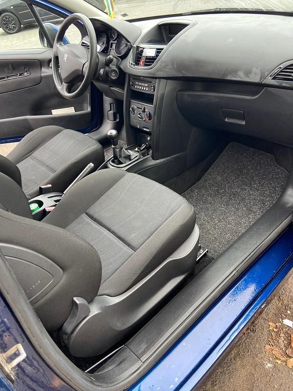 Gebraucht Peugeot 207 74 PS (54 kW) 2008 Blau Kleinwagen
