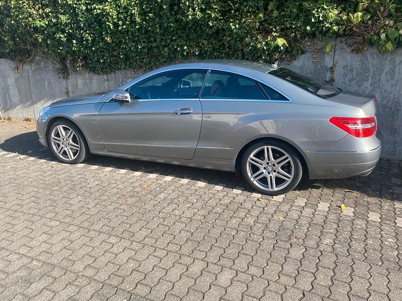 Gebraucht Mercedes E350 Avantgarde 265 PS (194 kW) 2011 Silber Coupé