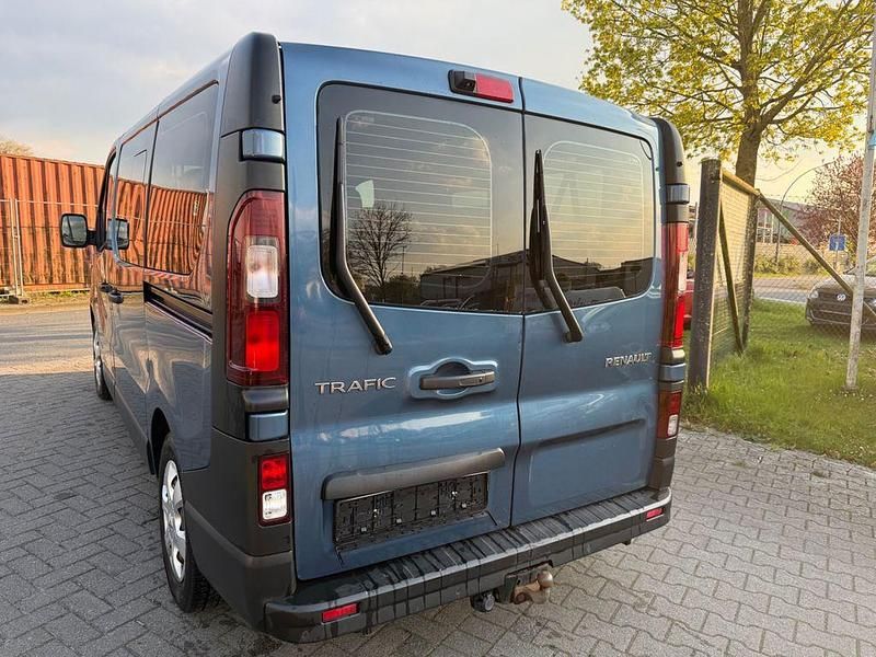 Usado Renault Trafic Expression 145 HP (106 kW) 2017 Azul Monovolume