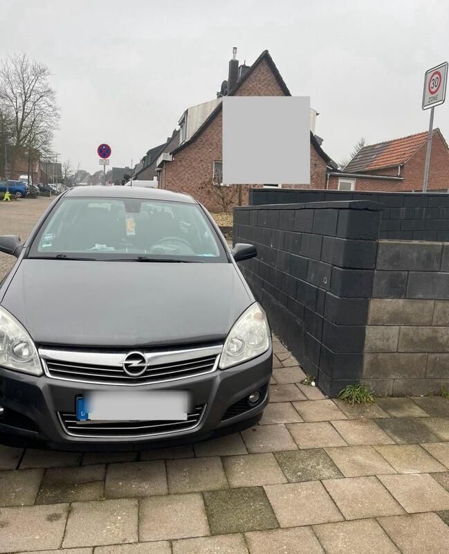 Grau Gebraucht 2009 Opel Astra Edition Limousine | 2.000 € (Guter Preis) - Bild 1/4