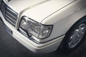Używany Mercedes E420 279 KM (205 kW) 1995 Biały Sedan/Limuzyna
