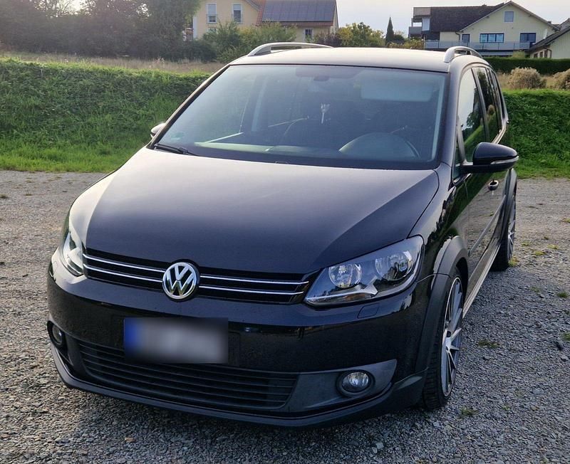 Schwarz Gebraucht 2011 VW Touran Cross Highline Van / Kleinbus | 9.000 € (Teuer) - Bild 1/4