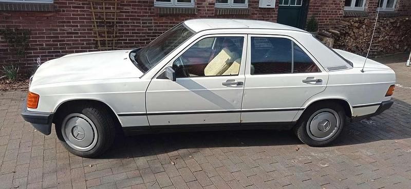 Gebraucht Mercedes 190 118 PS (86 kW) 1985 Weiß Limousine