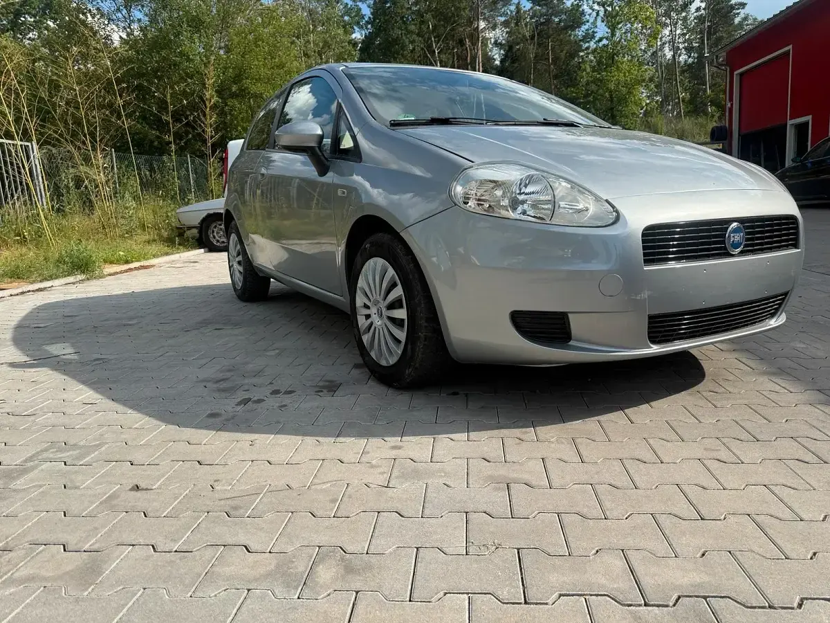 Gebraucht Fiat Grande Punto 75 PS (55 kW) 2009 Silber Kleinwagen