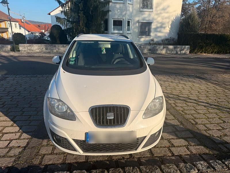 Gebraucht Seat Altea XL 105 PS (77 kW) 2010 Weiß Van / Kleinbus