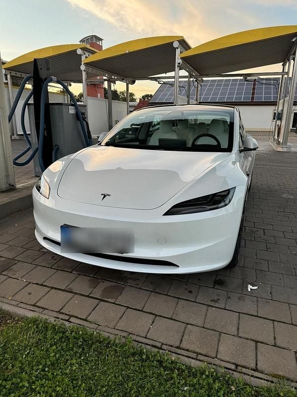 Weiß Gebraucht 2024 Tesla Model 3 Standard Range Limousine | 35.999 € (Guter Preis) - Bild 1/4