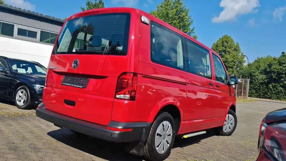 Gebraucht VW Caravelle Trendline 110 PS (80 kW) 2021 Kirschrot Van